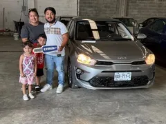Familia con sus dos hijos estrenando un Kia Rio gris con EzRide en Monterrey